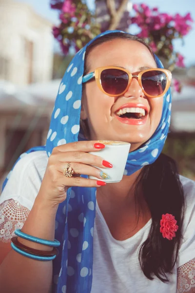 Счастливая женщина пьет кофе в кафе на открытом воздухе — стоковое фото