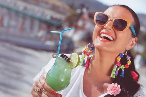 Happy young woman  holding a glass of cocktai — Stock Photo, Image