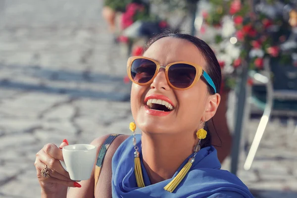 Привлекательные улыбающиеся женщины пьют кофе — стоковое фото