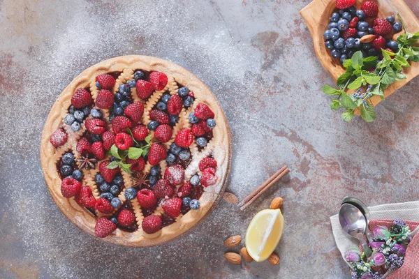 Üstüne pudra şekeri ile Berry tart