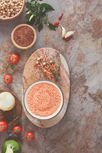 Sopa de lentilha vermelha com grão de bico e quinoa — Fotografia de Stock