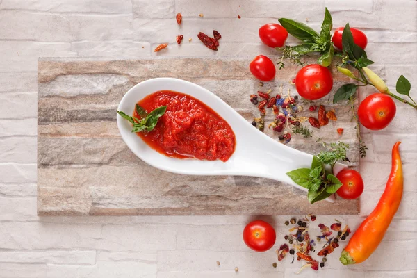 Chutney de tomate avec ingrédients — Photo