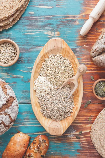 An assortment of whole grains and bread — Stock Photo, Image