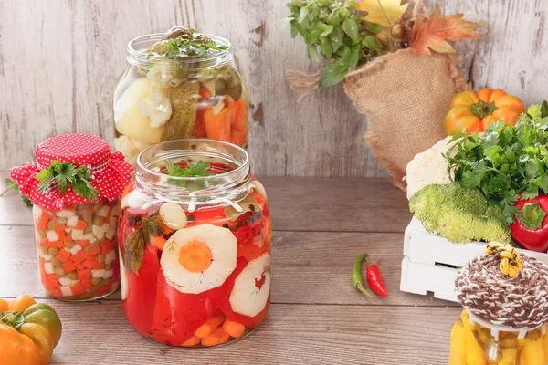 Verduras en vinagre en un frasco sobre una mesa de jardín — Foto de Stock