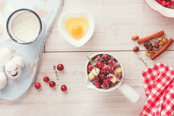 Preparación de tarta de arándano, manzana y nuez —  Fotos de Stock