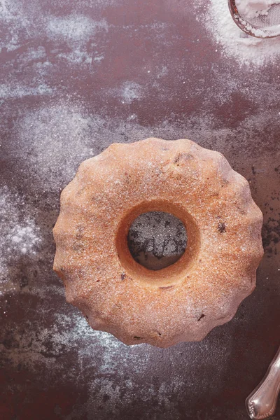 Ring cake  dusted with icing sugar, close up — Stock Photo, Image