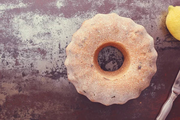 Lemon ginger bundt cake with icing sugar — Stock Photo, Image