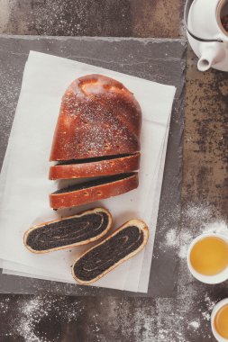 Haşhaş tohumu ekmek ve çay