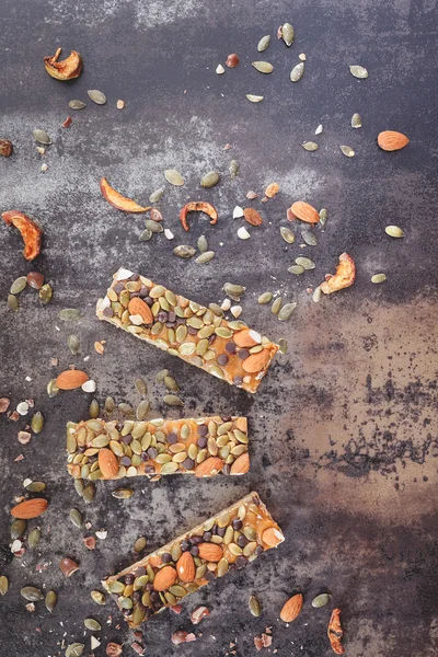 Gezonde snack. Zelfgemaakte granola bars met noten en gedroogd fruit. — Stockfoto