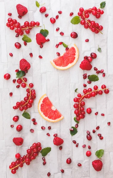 Frische ganze und in Scheiben geschnittene rote Früchte — Stockfoto