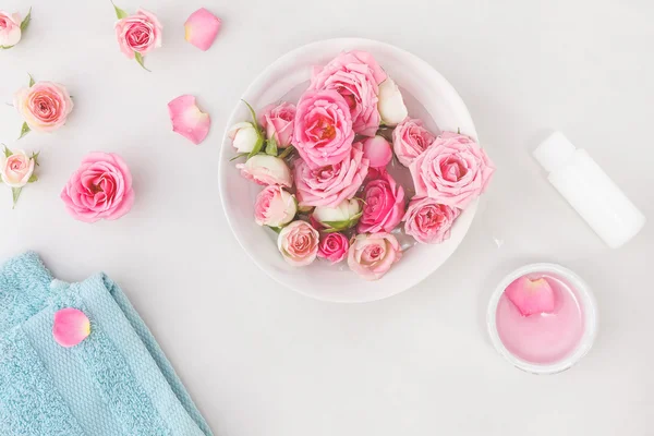 Ajustes de spa con rosas — Foto de Stock