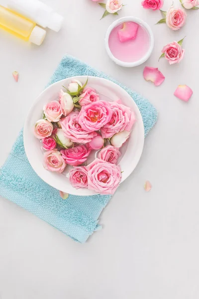 Ajustes de spa con rosas — Foto de Stock