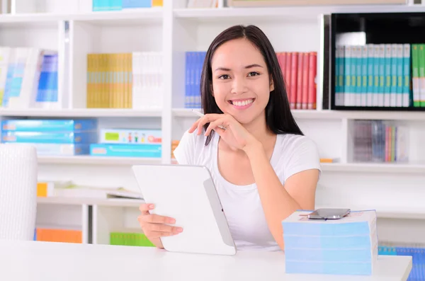  Asyalı kadınlar öğrenci telefon ile mutlu