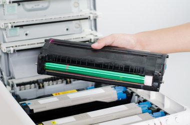 Renkli yazıcı toner tutan erkek el
