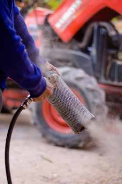 Çiftçi hava pompası tarafından el motoru hava filtresi Temizleme