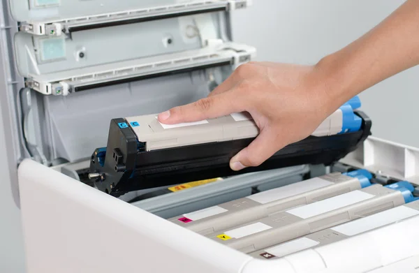 Man puts toner in the printer — Stock Photo, Image
