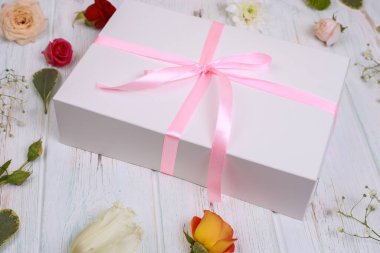 Çiçekli beyaz pembe bir hediye. Hediye. Kutlama