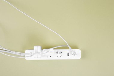 Süslü beyaz uzantı. Elektrik beyaz şerit ya da şam fıstığı arka planında prizleri olan uzatma bloğu. Yüksek teknoloji akıllı şerit. Kapatın. Eko konsepti. Alternatif enerji