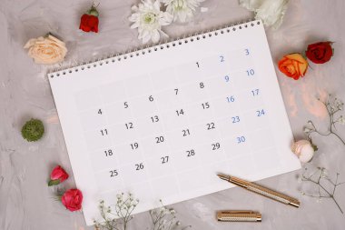 Takvimi çiçeklerle kapat ve planlama konseptinde taş zemini üzerine güzel bir sapı olsun. Kadınsı planlama