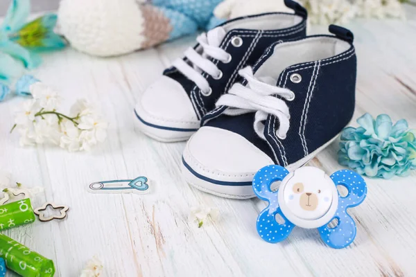 Bebé Primero Zapatillas Deporte Maniquí Sobre Fondo Madera Floral Pequeños — Foto de Stock