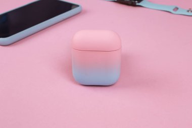 Kablosuz kulaklık çantası. Silikon bir çantada telefon ve kulaklık için bir çanta. Şık bir telefon ve kulaklık. Kadın aygıtları