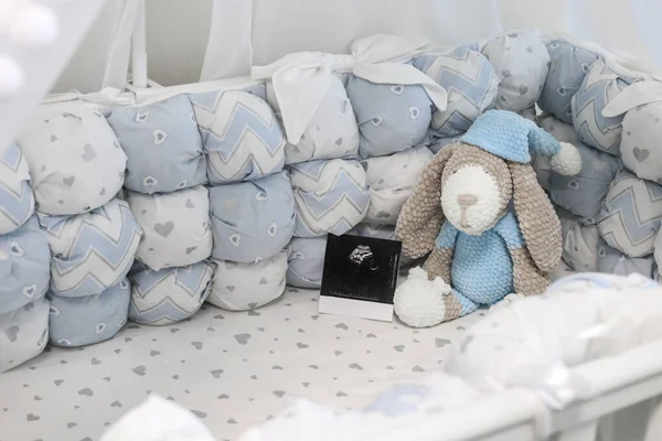 Cuna Vacía Con Hermosos Textiles Azules Ultrasonido Niño Con Juguete — Foto de Stock