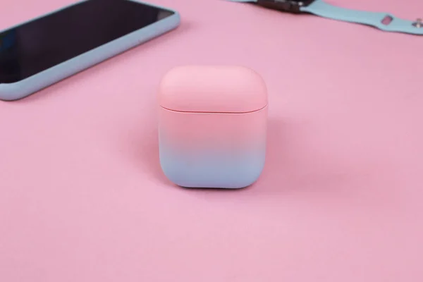 Kablosuz kulaklık çantası. Silikon bir çantada telefon ve kulaklık için bir çanta. Şık bir telefon ve kulaklık. Kadın aygıtları