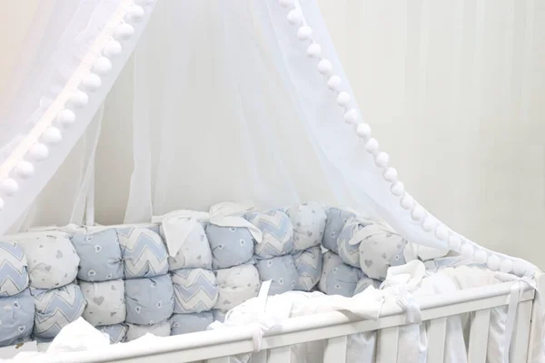 Cuna Vacía Con Hermosos Textiles Azules Canopy Cuna Blanca — Foto de Stock