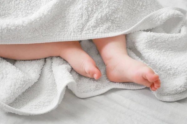 Babyfüße Nach Dem Schwimmen Handtuch Hygiene Für Neugeborene — Stockfoto