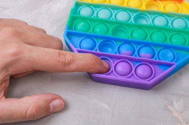 Silikon oyuncak anti-stres popit. Yeni moda. Rengarenk anti-stres oyuncakları. Kıpırdayın, kıpırdayın. Dişi parmakları üzerine basıyor. Patlat.