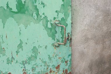 Kilidi olmayan paslı bir kapı.