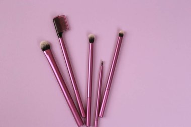 Güzellik kozmetik makyaj ürünü düzeni. Moda kadını fırça yapar. Şık tasarım arka planı. Yaratıcı moda konsepti. Kozmetik makyaj fırçası koleksiyonu, üst görünüm, afiş