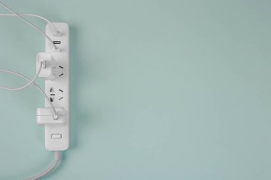 Tiffany arka planında prizleri olan şık beyaz elektrik genişleticisi. Elektrik güç beyaz şeridi ya da uzatma bloğu. Bir sürü kablo ve oyuk. Yüksek teknoloji akıllı şerit. telif alanı olan düz uzanmış