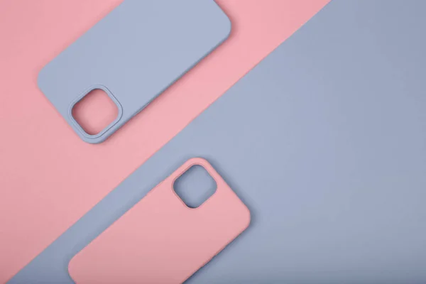 Renkli silikon telefon kılıfları, saat kayışı ve kulaklıklar için çantalar. Hazır ol. Güncel teknoloji. Çok şık. Mor arka planda yatan çeşitli kişisel aksesuarları kapat, düz uzan