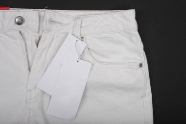 Yeni kıyafetler. Giysi etiketleri. Fiyat etiketi Modelleme. Beyaz pantolon, şort.