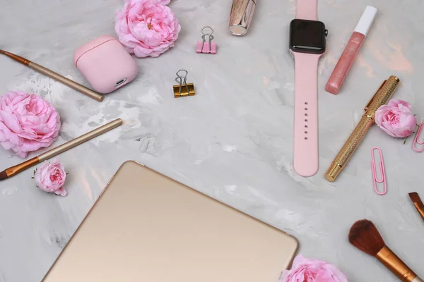 用石头做背景的粉色女人装置的模型 智能手表 手提箱 靠近点 — 图库照片