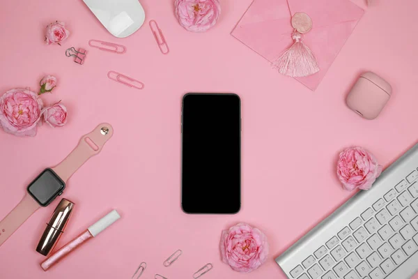在粉红背景的办公用品的背景上添加了智能小玩意 电脑鼠标和键盘 智能手表 顶视图与复制空间 平面布局 女用装置 — 图库照片