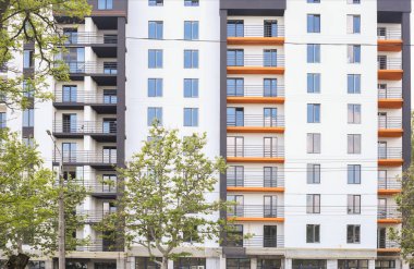 Çok katlı güzel bir bina. Yeni bina