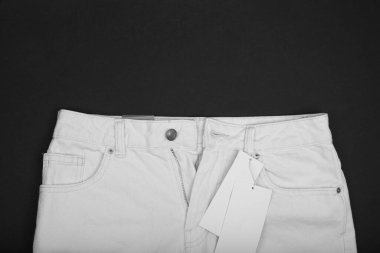 Yeni kıyafetler. Giysi etiketleri. Fiyat etiketi Modelleme. Beyaz pantolon, şort.