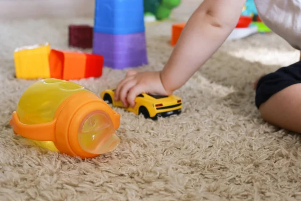 Feche Xícara Bebê Com Brinquedos Infantis Tapete Brinquedos Lógicos Elementares — Fotografia de Stock