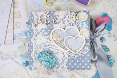 Çocuk için bebek kitabı. El yapımı. Albüm koleksiyonu. Yeni doğmuş bir bebek, düğün ya da zarf için yapılmış fotoğraf albümü koleksiyonu. Düz yatıyordu