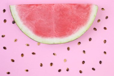 Çekirdekli karpuz dilimi. Yaz konseptini seviyorum. Mesaj için yer var. Aşk meyveleri