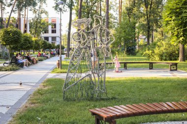 Irpin, Ukrayna - Ağustos 2019: Parktaki büyük heykel. Pravik Parkı