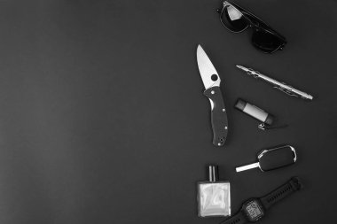 Siyah arka planda erkek aksesuarları.