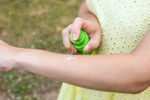 Myggmedel Kvinna Med Insektsspray Utomhus — Stockfoto