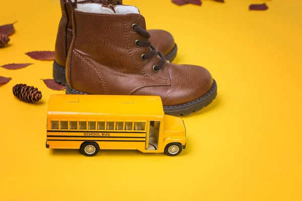 Gelber Schulbus Mit Braunen Schuhen Auf Gelbem Hintergrund Herbst Zeit — Stockfoto