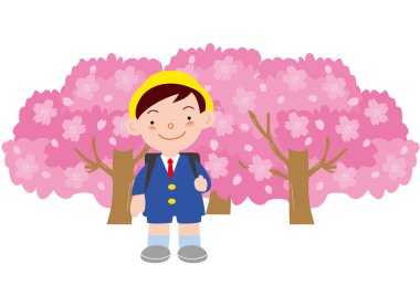 Üniformalı bir ilkokul öğrencisi. Şapka takıyor ve elinde bir okul çantası var. Çiçek açmış kiraz çiçeklerinin önünde.