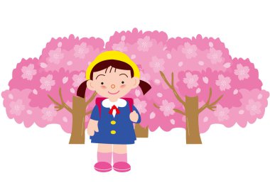 Üniformalı kız bir ilkokul öğrencisi şapka takıyor ve elinde bir okul çantası var. Çiçek açmış kiraz çiçeklerinin önünde.