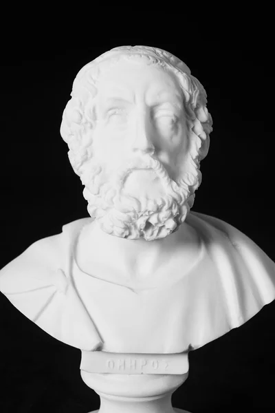 Білий мармуровий бюст грецького поета Гомера ізольований на чорному — стокове фото