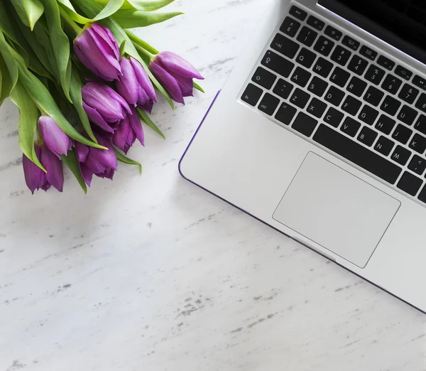 Bilgisayar mor Lale buketi ile 